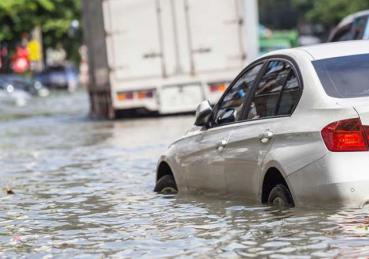 Cách lái xe ô tô qua đường ngập, xử lý xe bị ngập nước chết máy